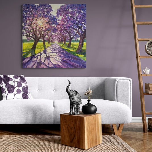 Camino morado con césped y árboles de hojas moradas