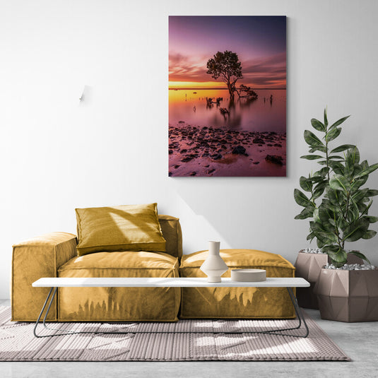 Cuadro decorativo de paisaje lacustre con árbol prominente y atardecer morado iluminado por rayos solares amarillos