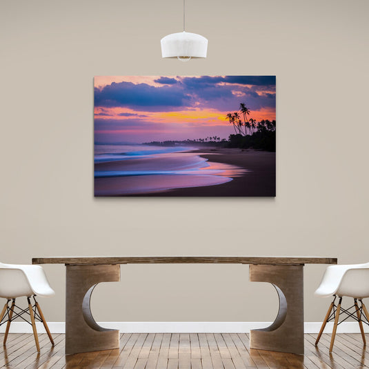 Atardecer de colores morados en la playa con agua tranquila y palmeras altas - Cuadro decorativo de serenidad y belleza natura