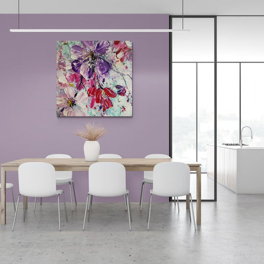 Pintura de flores púrpuras, rosas y rojas en fondo claro