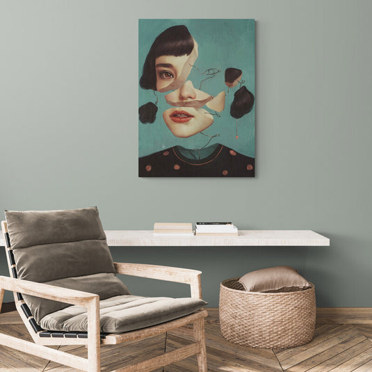 Retrato artístico descompuesto en estilo hiperrealista de mujer con piezas flotantes sobre fondo azul