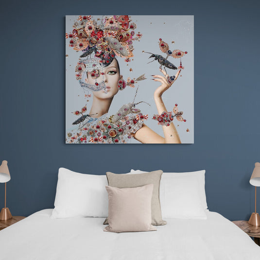 Mujer con aves y mariposas adornadas en entorno fantasioso