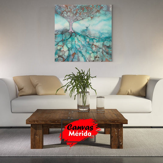 Árbol majestuoso con extensas raíces en tonos turquesa y azul, acompañado de un ciervo con cuernos destacados en fondo gris y café.