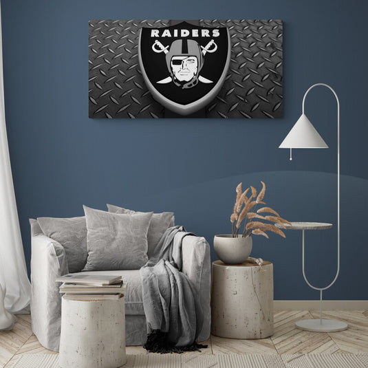 Logo Raiders en relieve sobre fondo de textura metálica de diamante