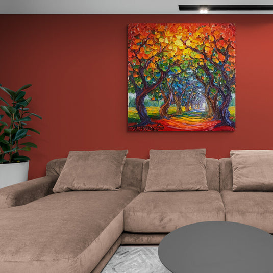 Cuadro decorativo de pintura: Camino flanqueado por árboles con hojas de colores naranja y amarillo, suelo verde en la distancia.