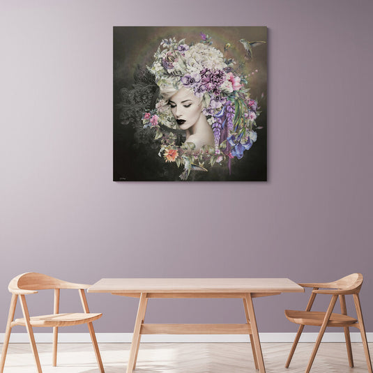 Retrato femenino con corona floral y colibríes