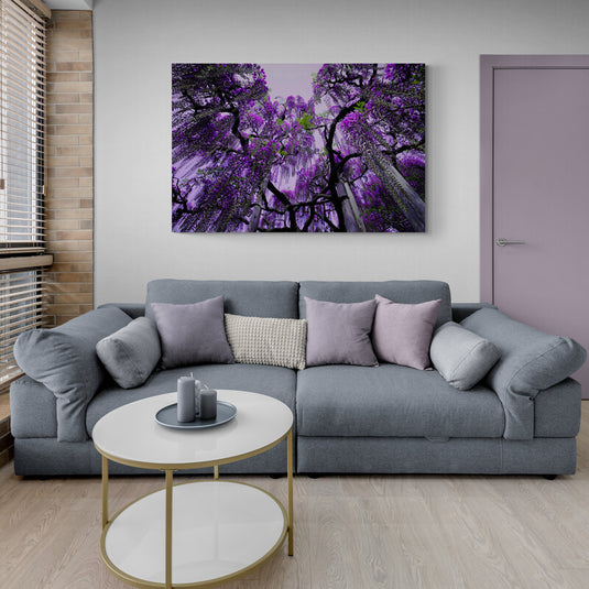 Arte_decorativo_mirando_hacia_arriba_en_bosque_con_grandes_arboles_hojas_moradas_estilo_juliana_caídas