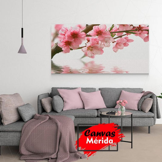 Cuadro decorativo de rama de cerezo con flores rosas reflejadas en el agua