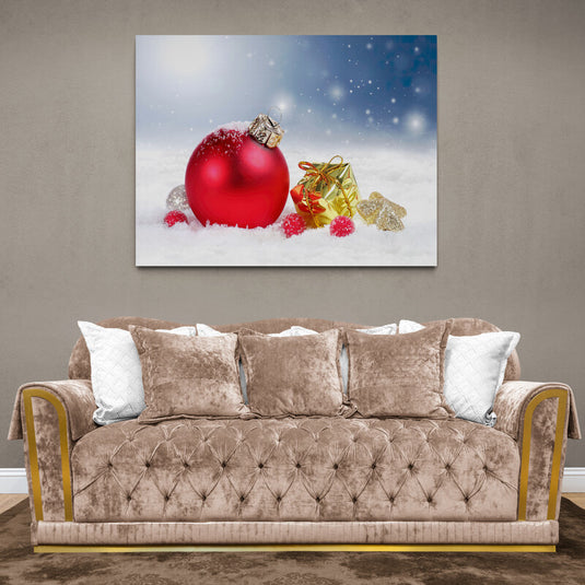 Esfera Navideña Roja y Regalo Dorado en Paisaje Nevado - Imagen Festiva de Navidad