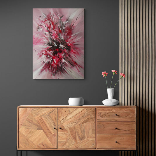 Cuadro abstracto moderno con explosión de colores rojos, rosas, blancos y negros
