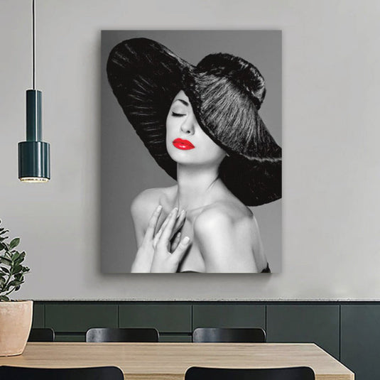 Cuadro decorativo elegante en blanco y negro con mujer y labios rojos – arte moderno minimalista con sombrero grande para sala o comedor contemporáneo