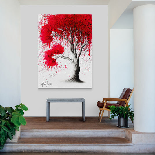 Árbol de Tronco Gris Pintado a Lápiz con Hojas Rojas sobre Fondo Blanco