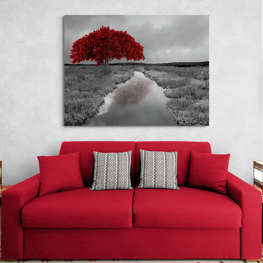 Arte Minimalista - Árbol de Hojas Rojas y Pequeño Lago sobre Fondo Blanco y Negro