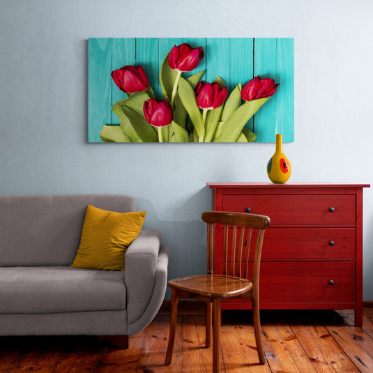 Tulipanes rojos en fondo turquesa