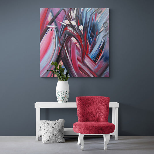 Cuadro abstracto con pinceladas dinámicas en tonos rojos, rosas y azules, estilo moderno y vibrante.