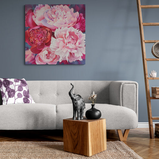 Pintura de peonías rosas y blancas en fondo oscuro