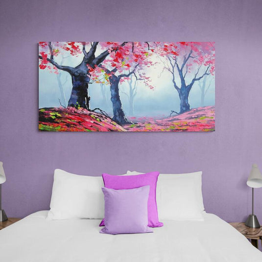 Bosque neblinoso con árboles de troncos oscuros y hojas en tonos rojo, rosa y verde