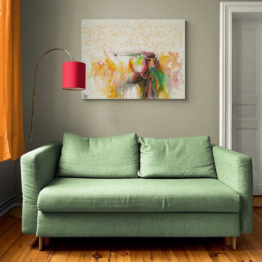 Arte abstracto con caligrafía dorada y colores vibrantes en un diseño moderno.