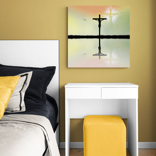 Silueta de la cruz reflejada en el agua con cielo colorido y luz divina.