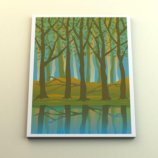 Paisaje con árboles altos de troncos cafés y hojas verdes, reflejo en lago sereno, montículos verdes enmarcados por marialuisa blanca.