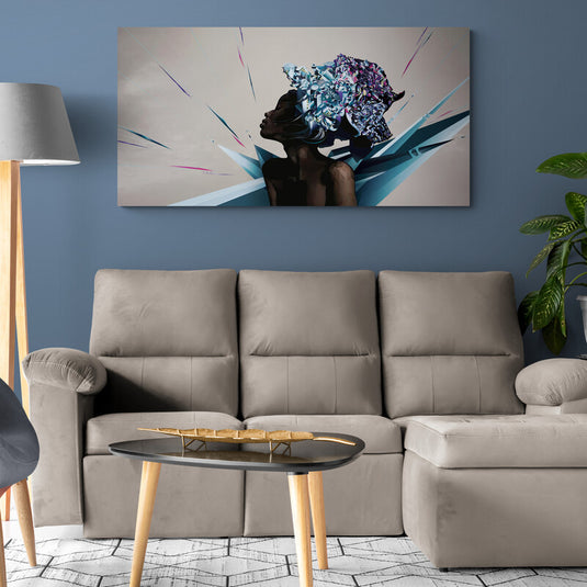 Retrato femenino con diseño geométrico y colores vibrantes en fondo abstracto.