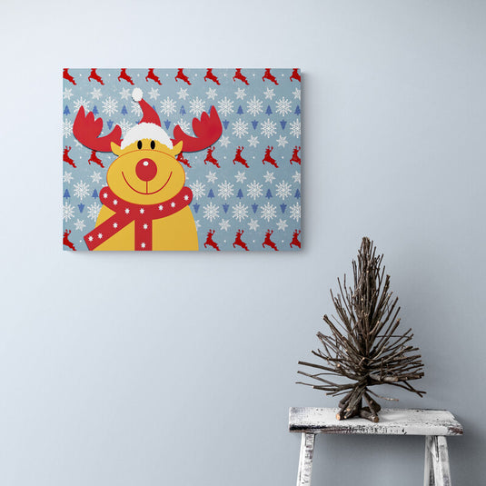 Rodolfo el reno con bufanda roja y gorro de Santa sobre fondo azul con renos rojos, copos de nieve y pinos azules