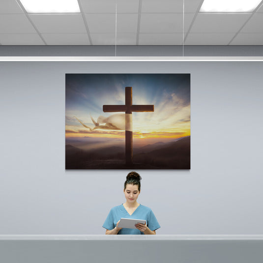 Cruz al amanecer con figura espiritual emergiendo en un paisaje montañoso.