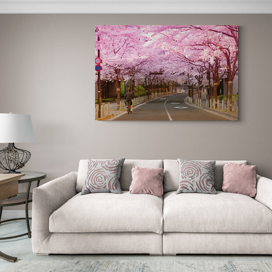 Calle_Pristina_Custodiada_Por_Árboles_Rosados_Fotografía_Decorativa