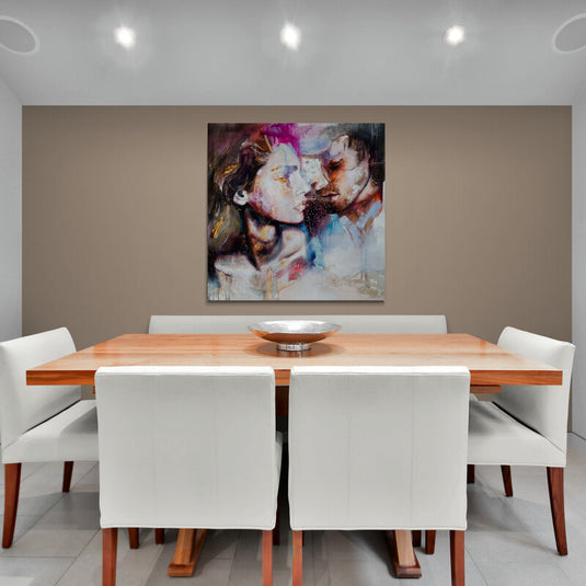 Cuadro abstracto figurativo de una pareja en tonos cálidos y fríos.