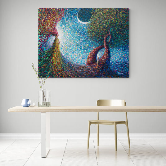 Cuadro Decorativo Abstracto con Mujer de Cabellera Roja en Vestido Verde Largo que se Conecta con Raíces de Árboles Entrelazados, Fondo Azul y Luna Superior