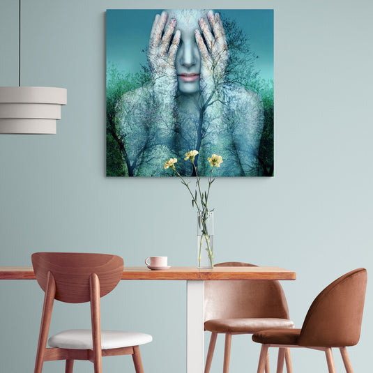 Mujer con manos en rostro fusionada con sombras de árboles en fondo turquesa