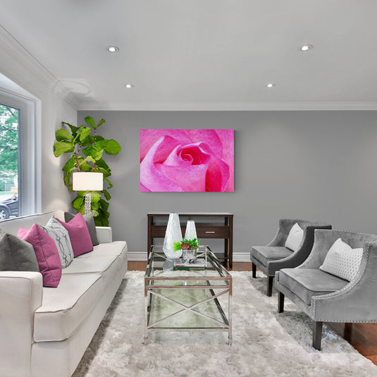 Primer plano de rosa de color rosa vibrante con pétalos detallados y textura suave, ideal para decoración floral y temas de naturaleza.