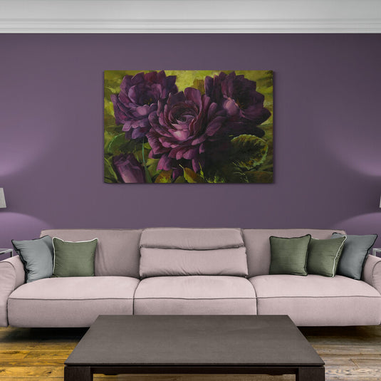 Rosas moradas en fondo oscuro