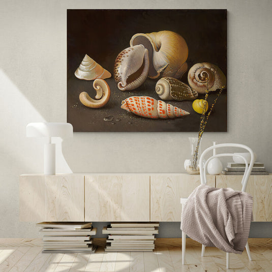 Pintura realista de diversas conchas marinas con una paleta de tonos tierra y detalles en amarillo
