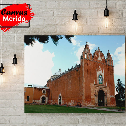 Iglesia colonial de terracota con cúpula y vitrales