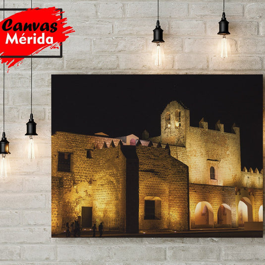Convento colonial iluminado de noche