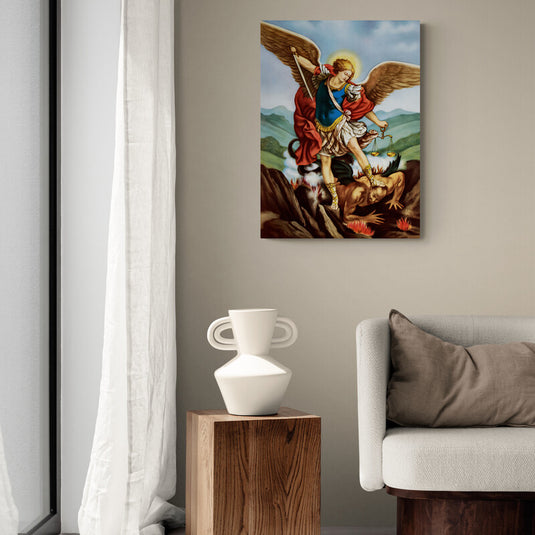 San Miguel Arcángel derrotando al demonio con espada y balanza.