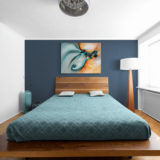 Pintura abstracta con tonos turquesa, ámbar y beige en diseño fluido.