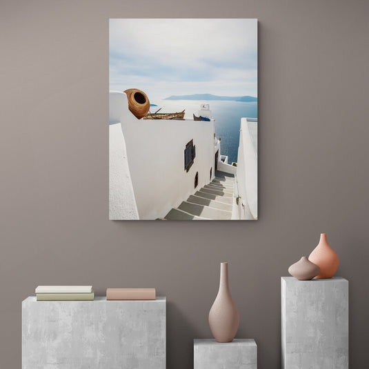 Fotografía de una escalera blanca en una casa con vistas al mar Egeo