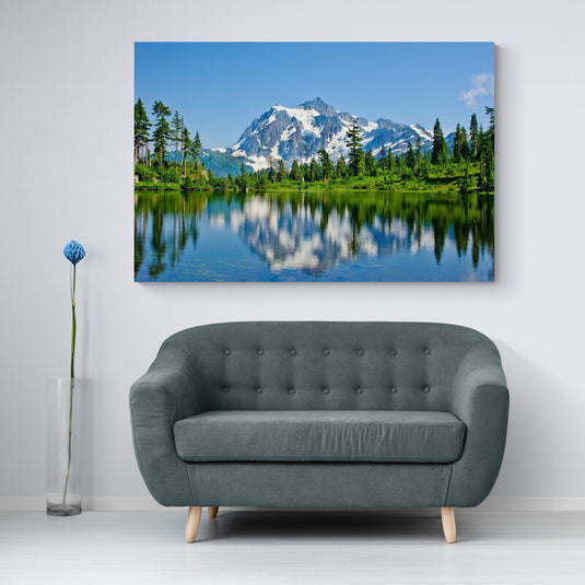 Arte de Paisaje - Vista de Lago en Primer Plano, Bosque de Pinos en Medio, y Montaña Seminevada en el Horizonte