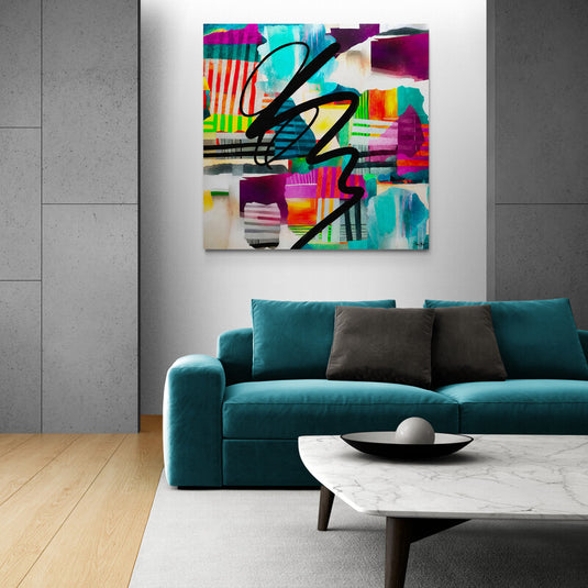 Cuadro abstracto con colores vibrantes decorando una sala moderna con sofá turquesa y mesa de mármol.