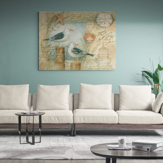 Cuadro de gaviotas y elementos marinos en salón de tonos pastel