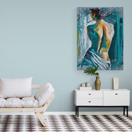 Figura femenina abstracta en colores vibrantes con trazos expresionistas