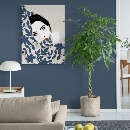 Retrato de mujer con patrón floral y acentos de color en estilo moderno