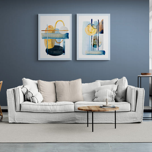 Cuadros abstractos en acuarela con tonos azules, amarillos y beige sobre fondo blanco.