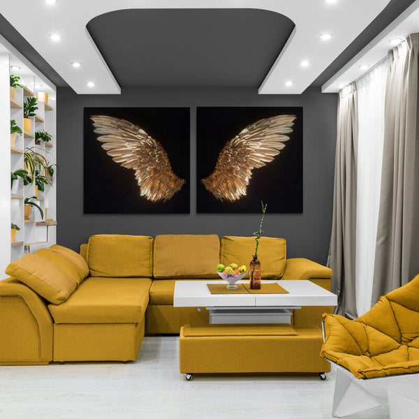 Primer plano de plumas doradas en plumas de pájaro negro cubiertas de oro  para diseño y publicidad