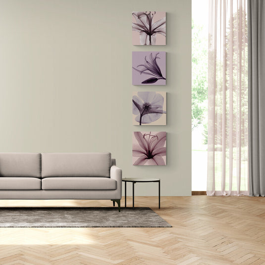 Set de 4 cuadros decorativos: Fondos en tonalidades morado, rosa y beige, destacando diversas flores en cada composición.