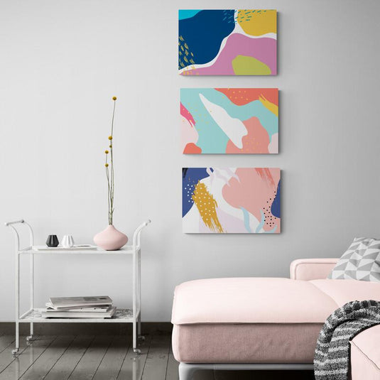 Serie de cuadros abstractos con colores pastel, formas fluidas y detalles dorados