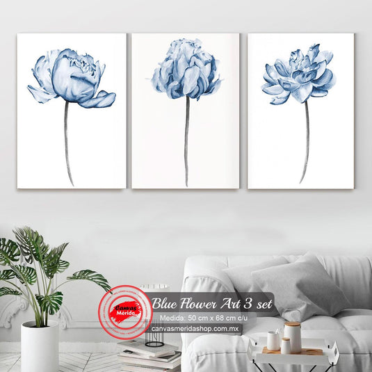 Cuadro decorativo de flores en tonalidades sutiles de azul sobre fondo blanco