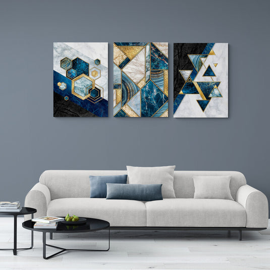 Set minimalista de cuadros en azul: hexágonos con bordes amarillos brillantes, triángulos marmoleados en blanco y beige con detalles amarillos, triángulos azules variados